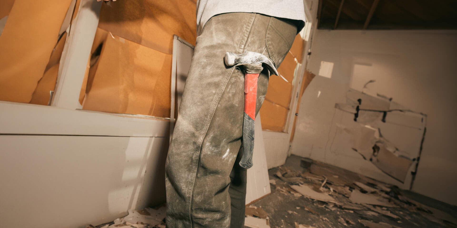 Man wearing Dickies work pant in construction site