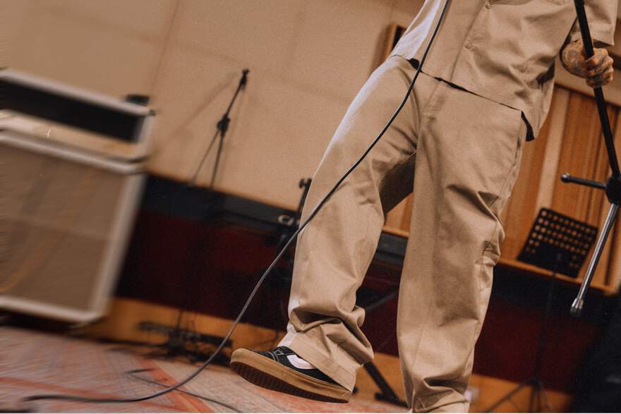 Man wearing dickies 247 pant in tan
